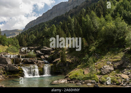 Wasserfall in den Bergen, Ordesa Nationalpark, Aragon, Spanien Stockfoto