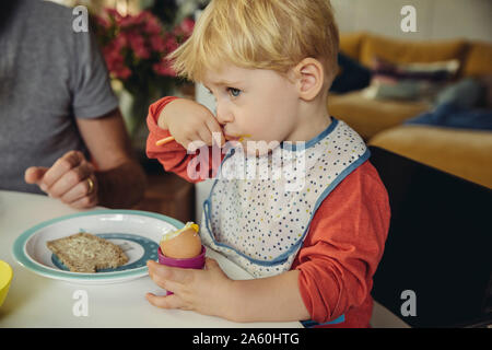 Blonde Junge essen Frühstück ei Stockfoto