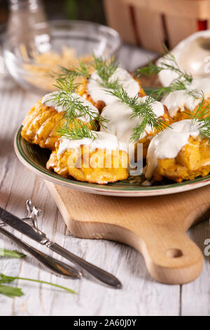 Maismehl zucchini Muffins mit saurer Sahne auf dem Küchentisch Stockfoto
