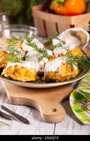 Maismehl zucchini Muffins mit saurer Sahne auf dem Küchentisch Stockfoto