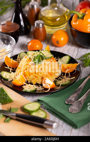 Gekochten Reis mit Karotten und Paprika auf dem Küchentisch Stockfoto