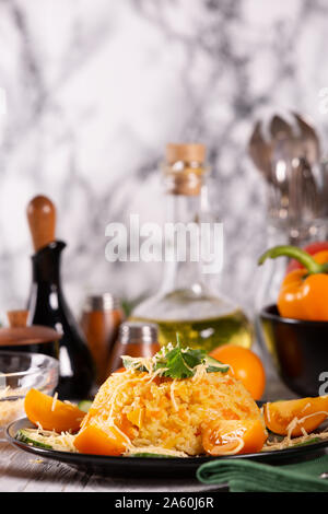 Gekochten Reis mit Karotten und Paprika auf dem Küchentisch Stockfoto