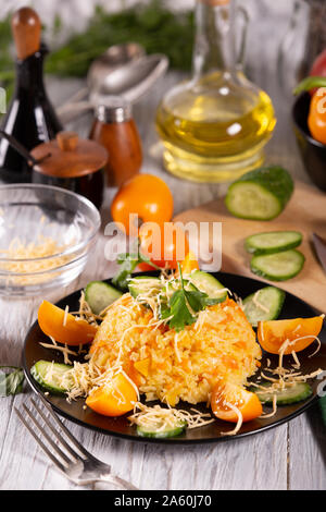 Gekochten Reis mit Karotten und Paprika auf dem Küchentisch Stockfoto