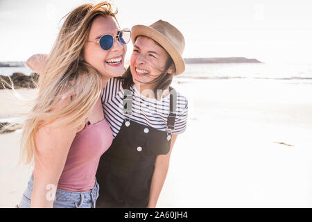 Zwei Freundinnen Spaß, Wandern am Strand Stockfoto