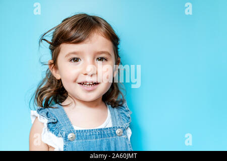 Porträt von glückliches kleines Mädchen Stockfoto