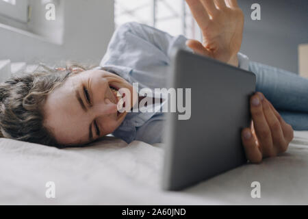 Porträt der glückliche junge Frau während der video chat zu Hause Stockfoto
