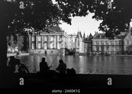 Foto von zwei Anglern, Niederlande 1971. Bild von zwei Fischern, Niederlande 1971. Stockfoto