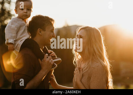 Glückliche Familie mit kleinen Sohn auf eine Wanderung bei Sonnenuntergang, Schwaegalp, Nesslau, Schweiz Stockfoto