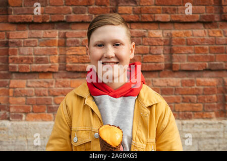 Lächelnde Junge mit Eis Stockfoto