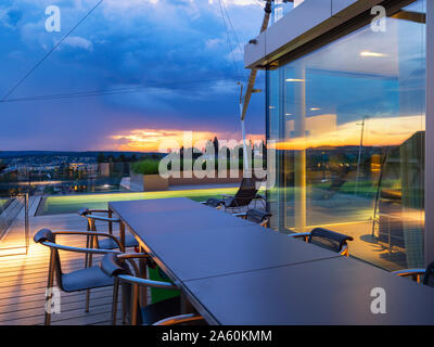 Schweiz, Blick von der Terrasse des modernen Villa bei Sonnenuntergang Stockfoto