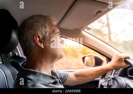 Nahaufnahme von einem älteren Mann in seinem Auto sitzen Stockfoto
