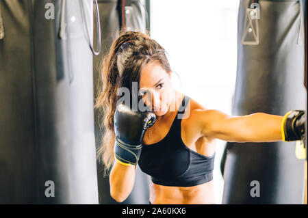 Boxerin training im Fitness-Studio Stockfoto