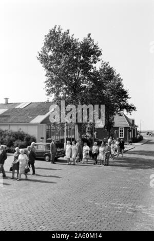 Reisende kommen ein, Lelystad Niederlande 1971. Touristen sind von der Ankunft in der Stadt Lelystad Niederlande 1971. Stockfoto