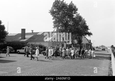 Reisende kommen ein, Lelystad Niederlande 1971. Touristen sind von der Ankunft in der Stadt Lelystad Niederlande 1971. Stockfoto