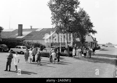 Reisende kommen ein, Lelystad Niederlande 1971. Touristen sind von der Ankunft in der Stadt Lelystad Niederlande 1971. Stockfoto