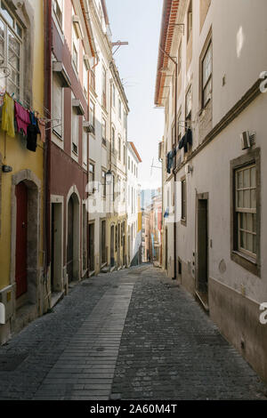 Gasse in der Altstadt von Coimbra, Portugal Stockfoto