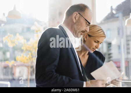 Kaufmann und Frau liest Menü in einem Coffee Shop Stockfoto