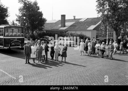 Reisende kommen ein, Lelystad Niederlande 1971. Touristen sind von der Ankunft in der Stadt Lelystad Niederlande 1971. Stockfoto