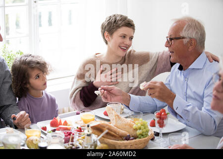 Glückliche Familie Mittag zu Hause in Stockfoto