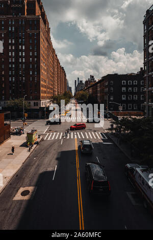 NEW YORK, 17. AUGUST 2019: Blick auf eine Straße von der High Line Stockfoto
