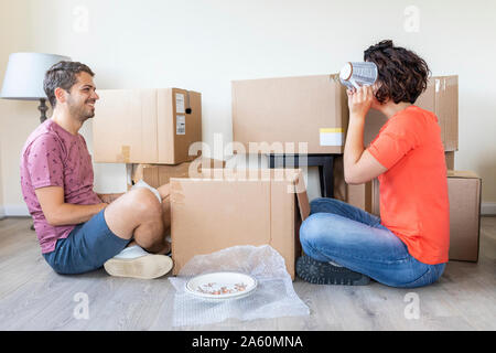 Glückliches Paar Umzug in neues Zuhause auspacken Karton Stockfoto