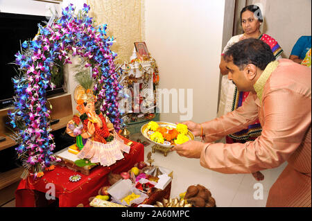 Mumbai, Maharashtra, Indien, Südostasien: Ganpati Festival; Idol von Lord Ganesh Pooja (Puja) Durchführung von Devotees; Familie vor dem Eintauchen. Stockfoto