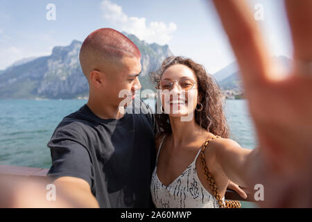 Junges Paar unter selfie vor Lake Como, Lecco, Italien Stockfoto