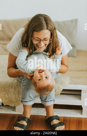 Mutter herum täuschen mit ihrer kleinen Tochter Stockfoto