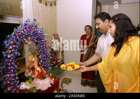 Mumbai, Maharashtra, Indien, Südostasien: Ganpati Festival; Idol von Lord Ganesh Pooja (Puja) Durchführung von Devotees; Familie vor dem Eintauchen. Stockfoto