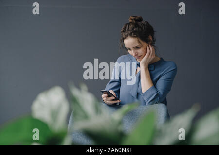 Porträt der jungen Frau an der Zelle Telefon Stockfoto