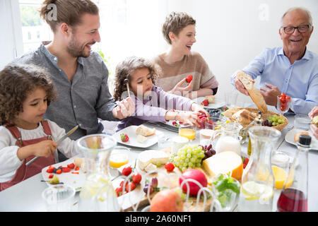 Glückliche Familie Mittag zu Hause in Stockfoto