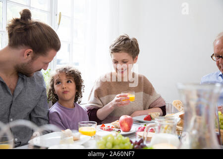 Erweiterte Familie Mittag zu Hause in Stockfoto