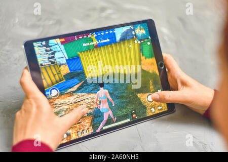 Bischkek, Kirgisistan - Januar 21, 2019: Frau spielen pubg Coop multiplayer Battle Royale Game auf Apple ios Tablet iPad Pro Stockfoto
