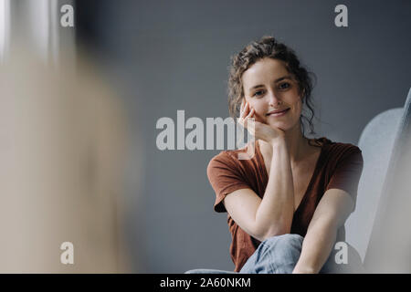 Porträt der lächelnde junge Frau zu Hause entspannen Stockfoto