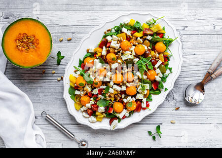 Direkt oberhalb der Schuß von frischem Salat in der Platte auf hölzernen Tisch Stockfoto