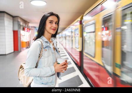 Junge Frau von U-Bahn Zug, Berlin, Deutschland Stockfoto
