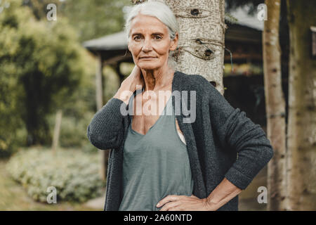 Ältere Frau, die in der Natur, Portrait Stockfoto