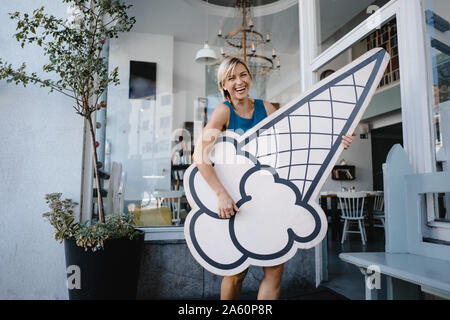 Die Frau, der vor ihr steht Coffee Shop, Holding icecream Zeichen Stockfoto