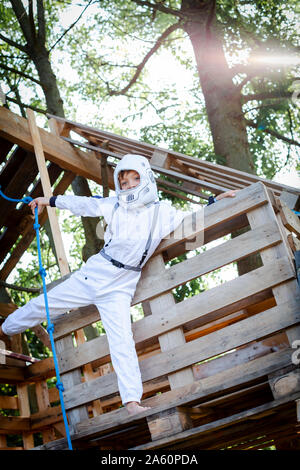 Junge als Superheld, Astronaut spielen in einem Baumhaus Stockfoto