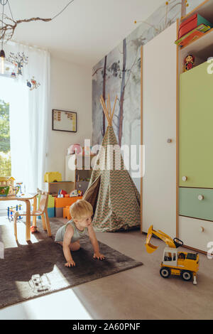 Baby Junge spielt in seinem Kinderzimmer Stockfoto