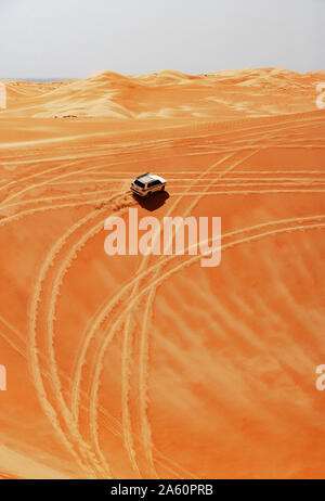 Sultanat Oman Wahiba Sands, Dune Bashing in einem SUV Stockfoto