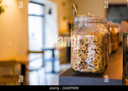 Sortiment von Frühstückszerealien auf Zähler in einem Cafe Stockfoto