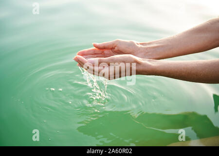 In der Nähe von Frau Hände berühren Wasser eines Sees Stockfoto