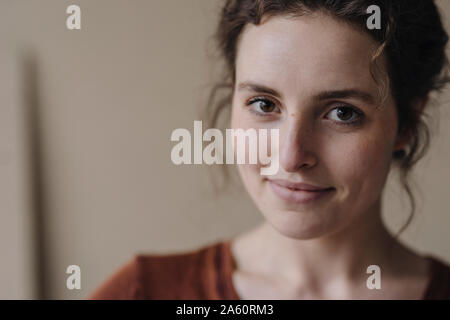 Portrait von lächelnden jungen Frau mit braunen Haaren und Augen Stockfoto