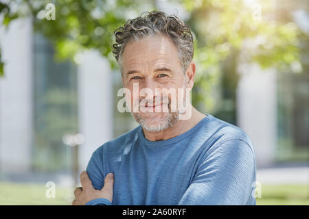 Portrait von zuversichtlich reifer Mann in einem Park Stockfoto