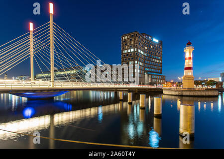 Beleuchtete Brücke über Fluss gegen Sky in Malmö, Schweden Stockfoto