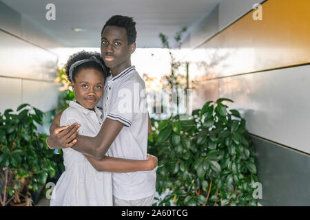 Portrait von lächelnden jungen Paar umarmen einander Stockfoto