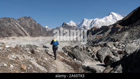 Junge Frau wandern in Sagarmatha National Park, Everest Base Camp trek, Nepal Stockfoto