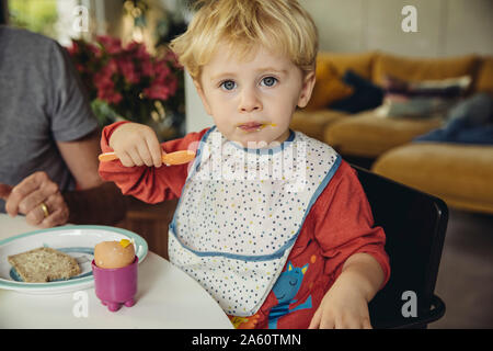 Portrait des blonden Jungen essen Frühstück ei Stockfoto