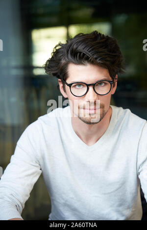 Portrait von zuversichtlich casual Geschäftsmann in der Stadt Stockfoto